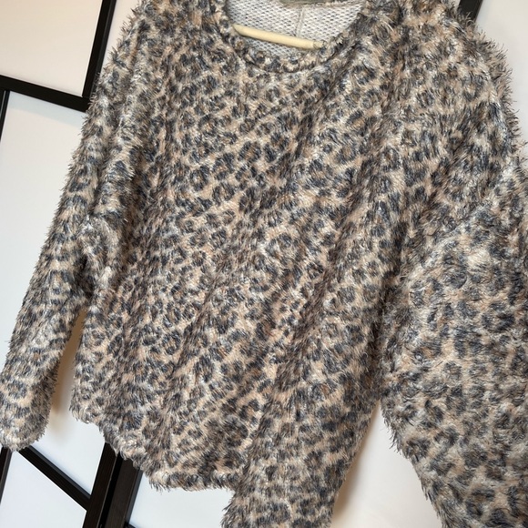 Zara Trafaluc Animal Print fuzzy sweater.
Womens Large - Picture 11 of 13